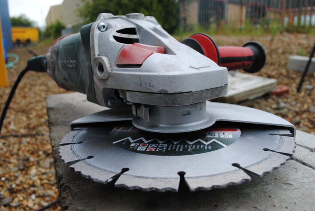 Concrete cutting blade for angle grinder