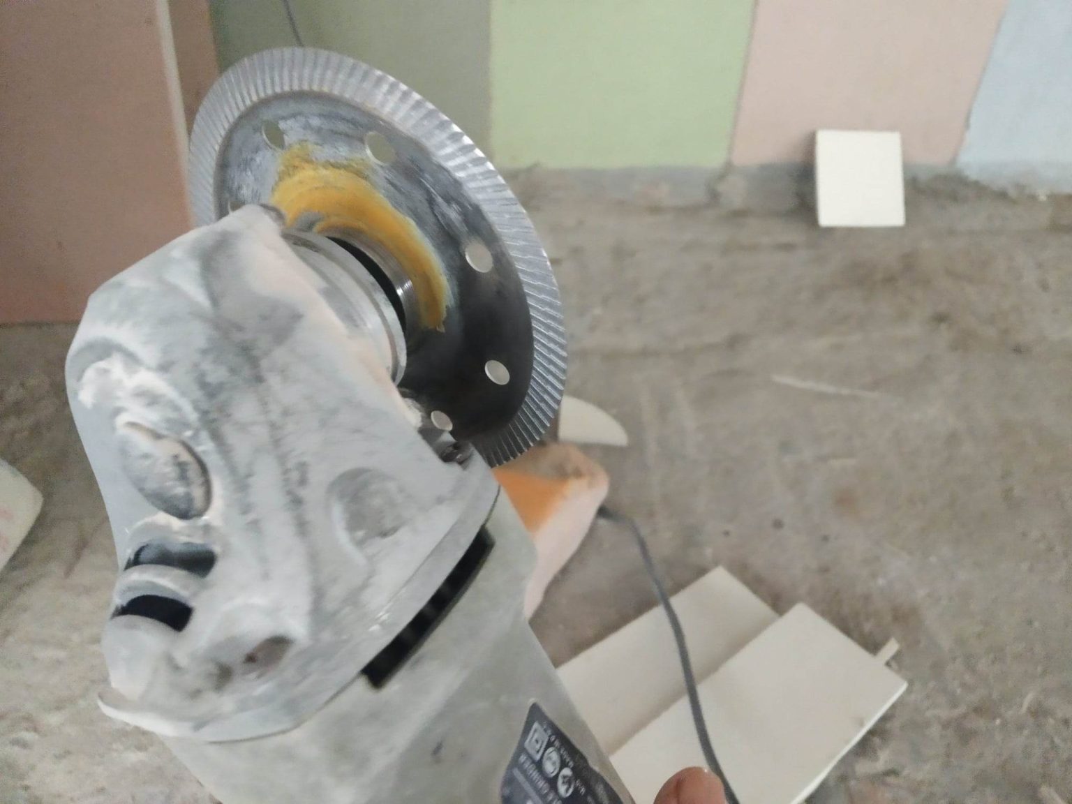 How to cut a tile with an angle grinder?