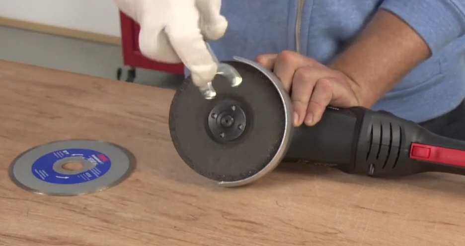 how to change blade on angle grinder