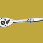 How to use a socket wrench?