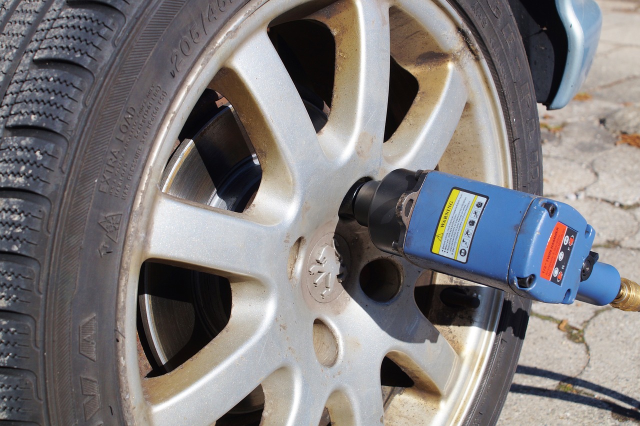 tire service, wheel change, aluminium rim-2291880.jpg